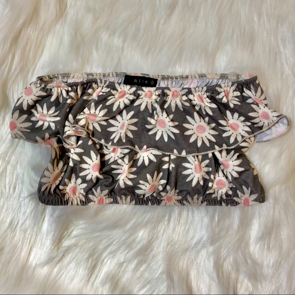 Adorable ruffle crop top 🕺🏻🌼😍